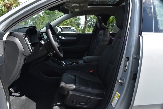 2025 Volvo XC40 Plus photo 4