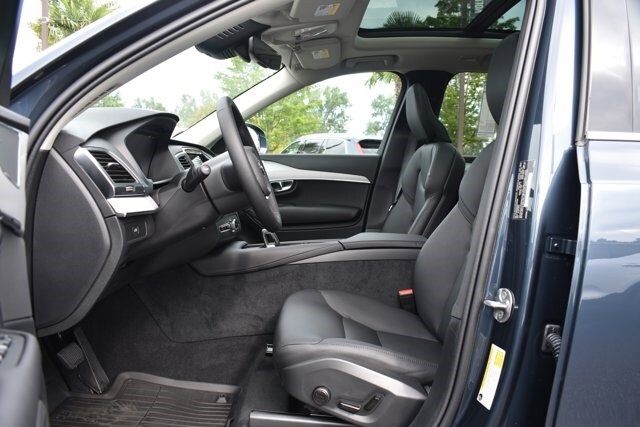 2025 Volvo XC90 B5 Core photo 4
