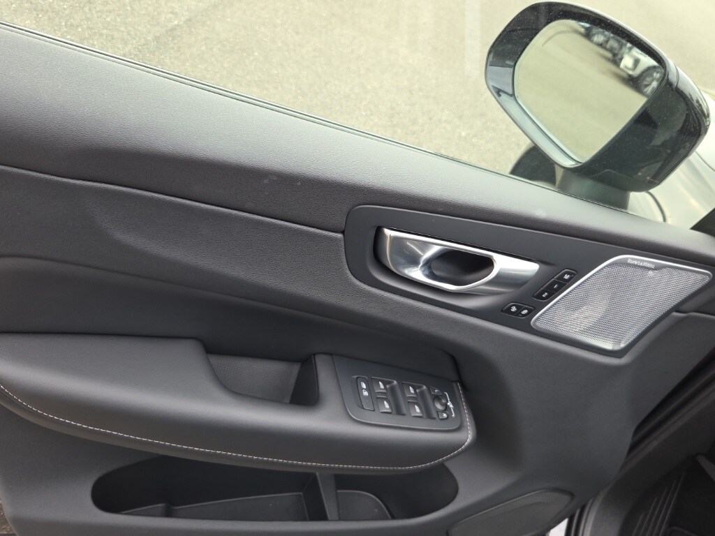 2024 Volvo XC60 Recharge Hybrid Ultimate photo 3