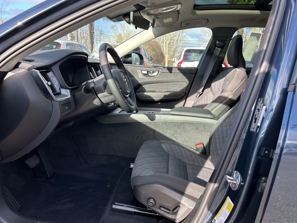 2025 Volvo XC60 B5 Core photo 4