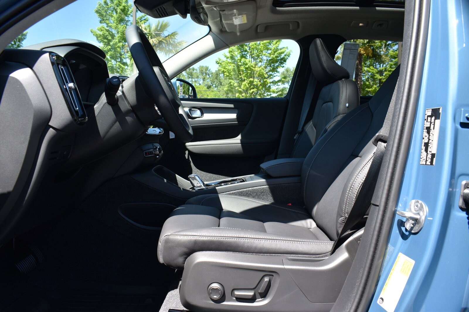 2024 Volvo XC40 Ultimate photo 4