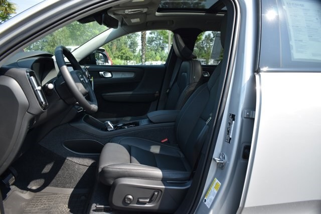 2025 Volvo XC40 Plus photo 4
