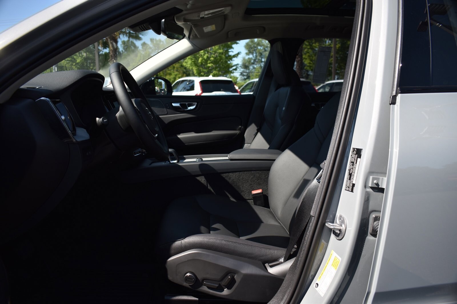 2025 Volvo XC60 T8 Plus photo 4