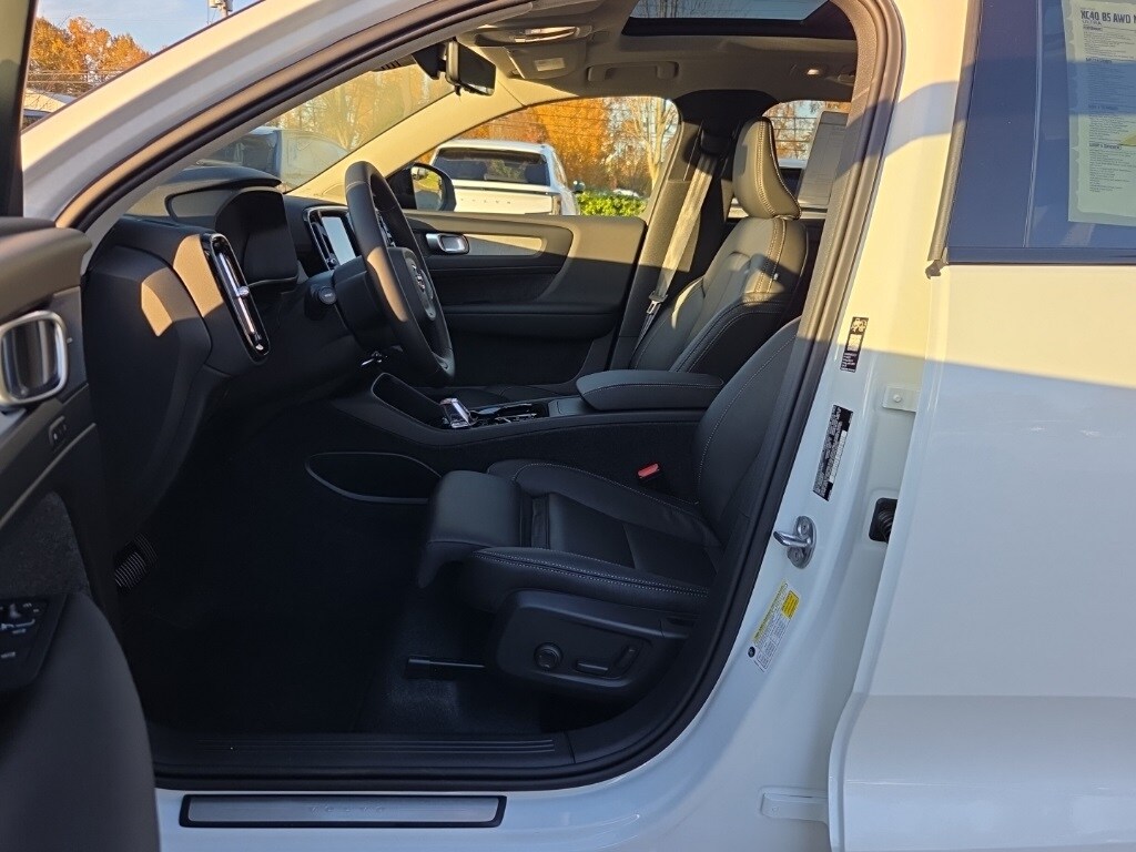 2026 Volvo XC40 photo 4
