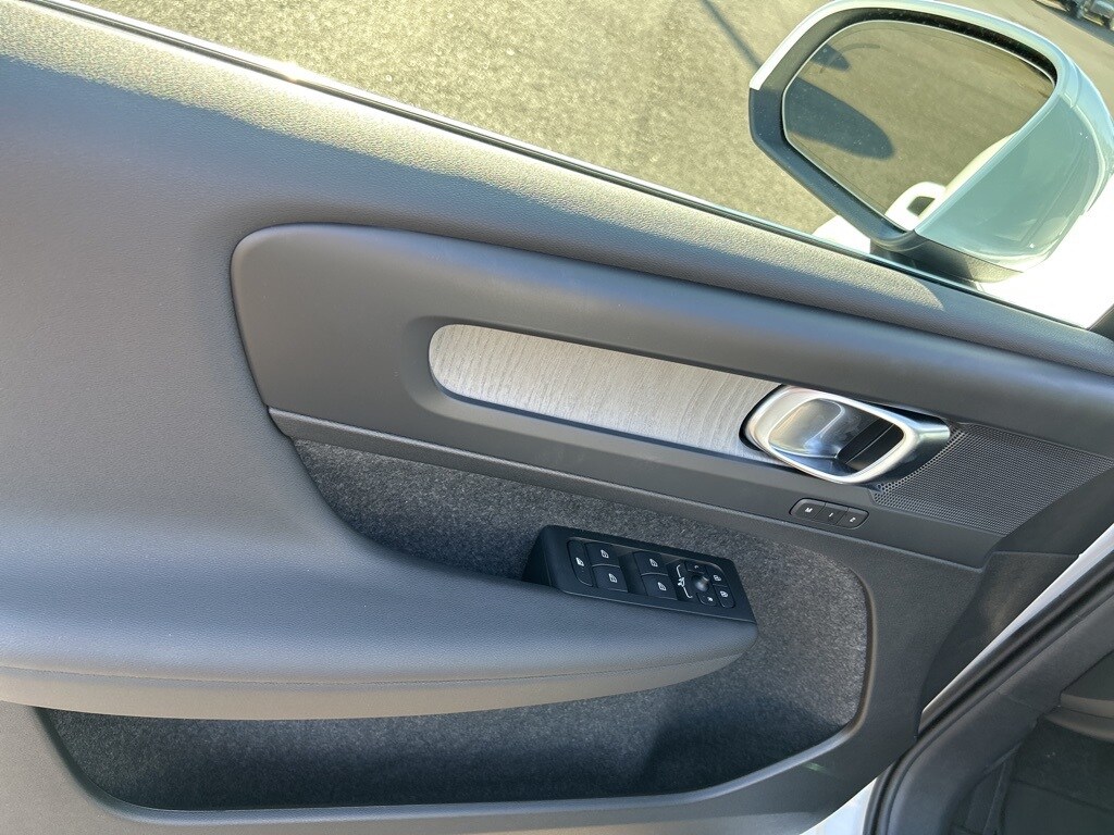 2025 Volvo XC40 Core photo 3