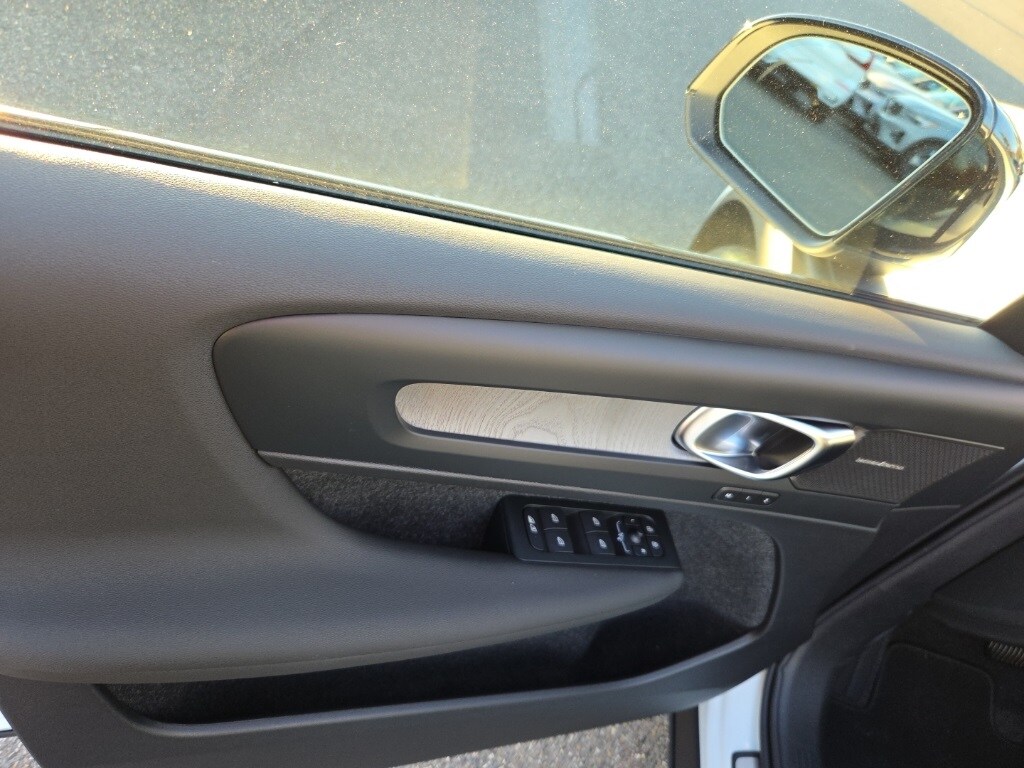 2026 Volvo XC40 photo 3