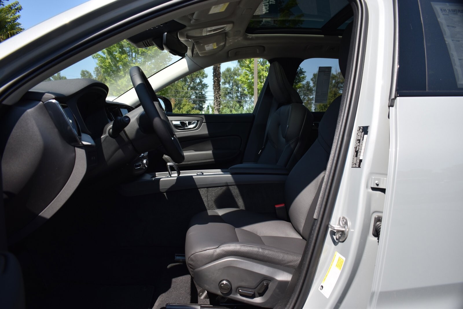 2025 Volvo XC60 T8 Plus photo 4