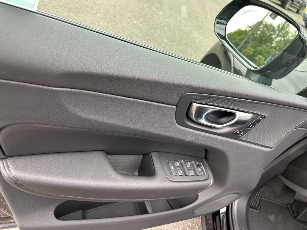 2025 Volvo XC60 B5 Core photo 3