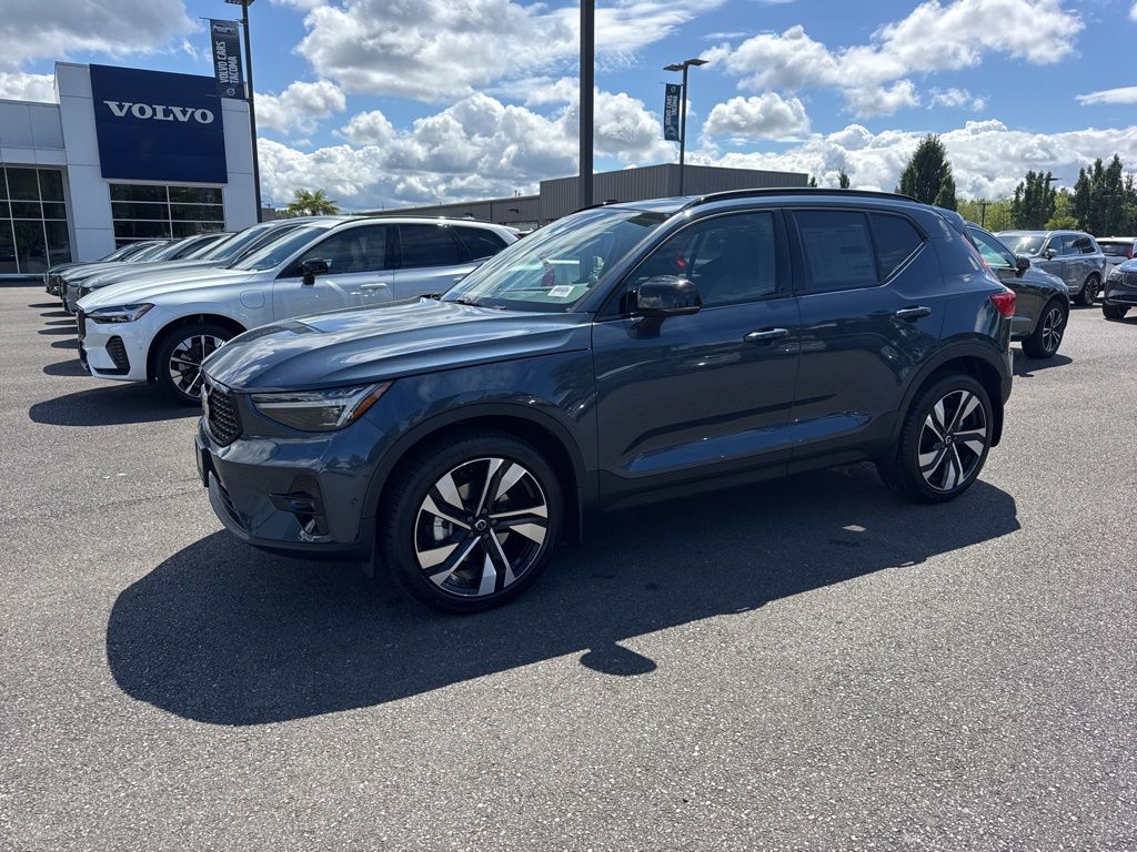 2026 Volvo XC40 B5 Plus Dark AWD's photo