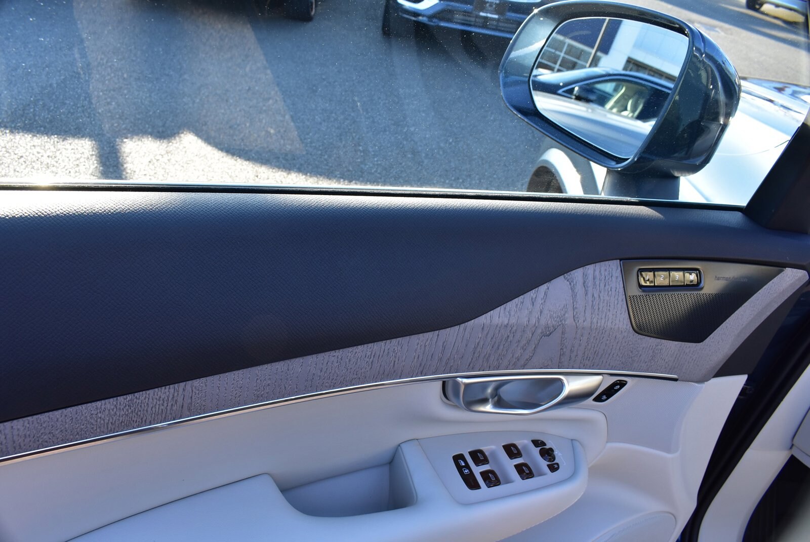 2024 Volvo XC90 Recharge T8 Plus photo 2