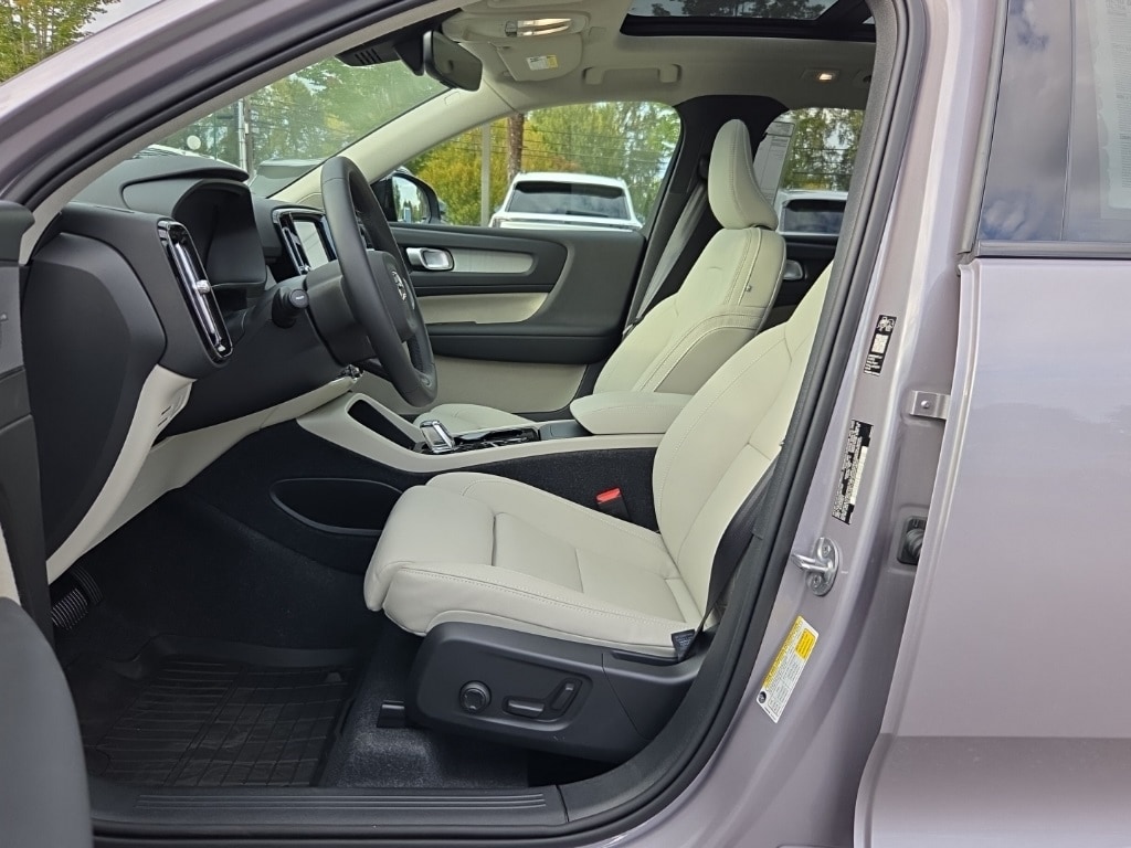 New 2026 Volvo XC40 B5 Ultra SUV