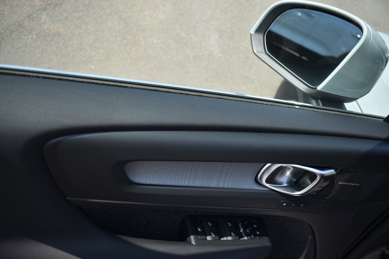 2025 Volvo XC40 Plus photo 3