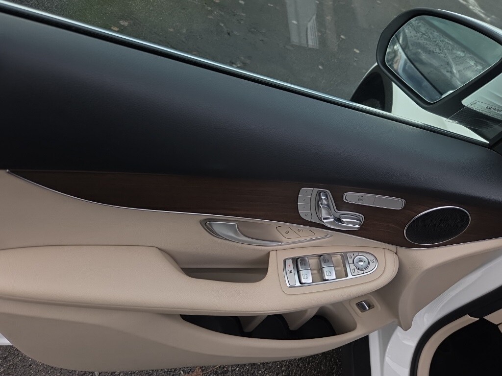 2022 Mercedes Benz GLC 300 photo 3