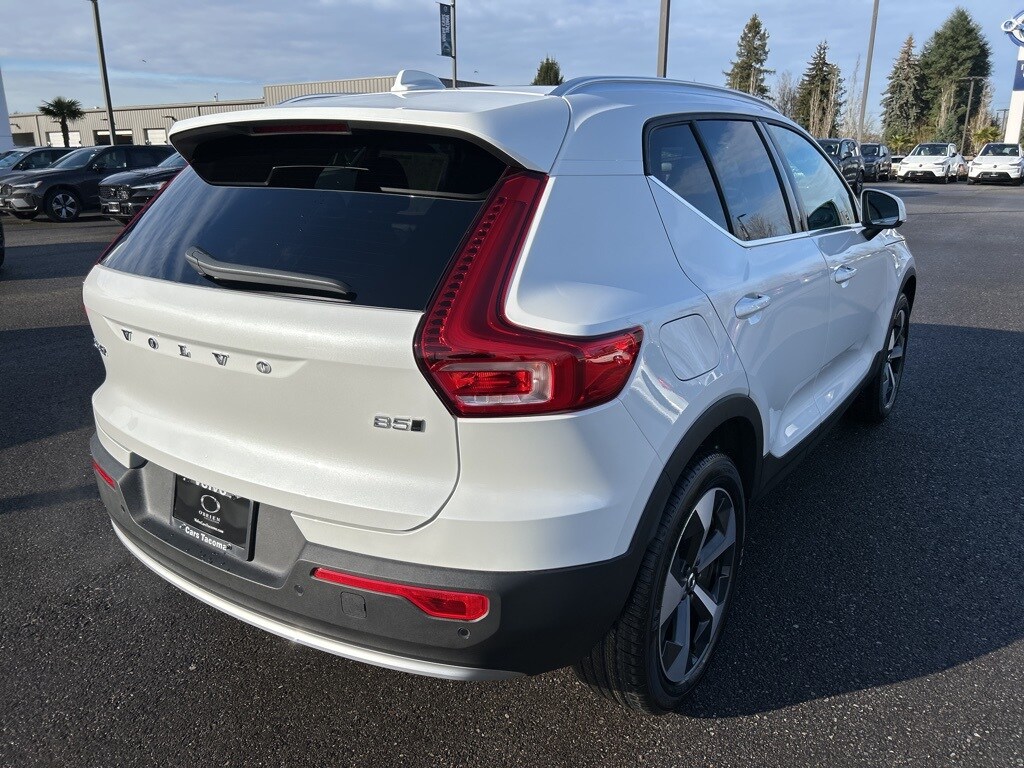 2025 Volvo XC40 Core photo 2