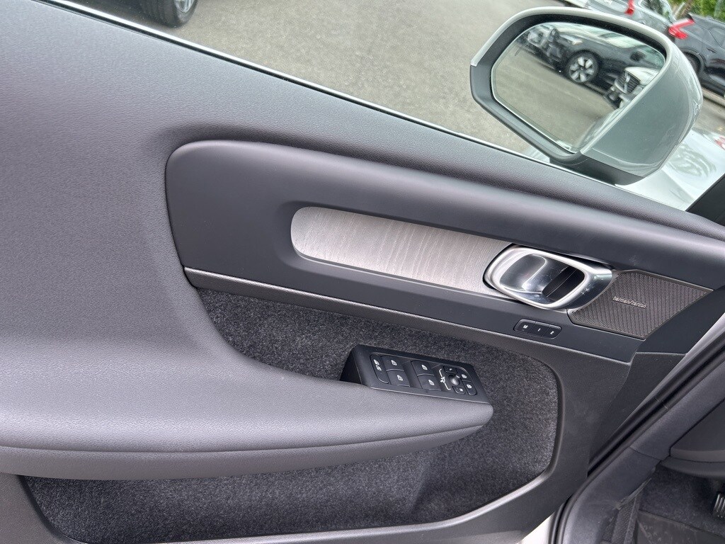 2025 Volvo XC40 photo 3