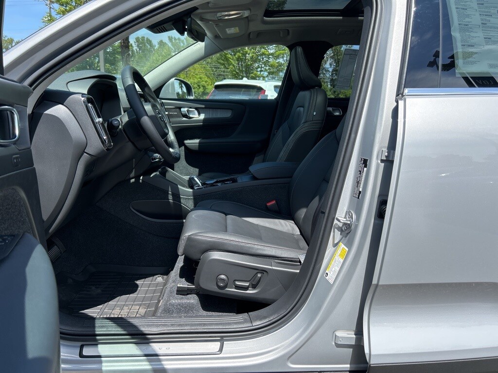2025 Volvo XC40 photo 3