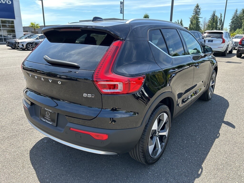 2025 Volvo XC40 Plus photo 2