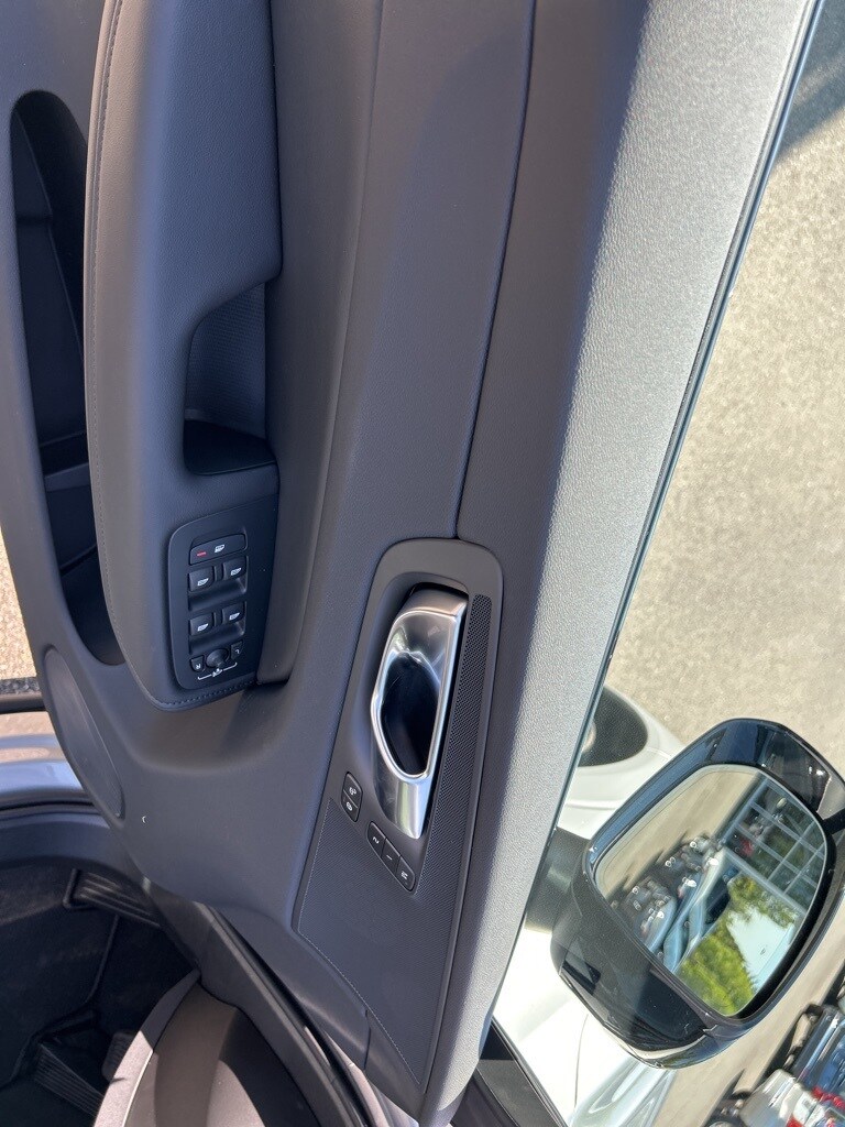 2025 Volvo XC60 B5 Core photo 3