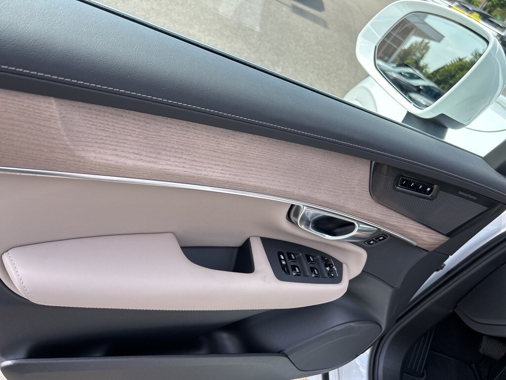 2026 Volvo XC90 Plus photo 3