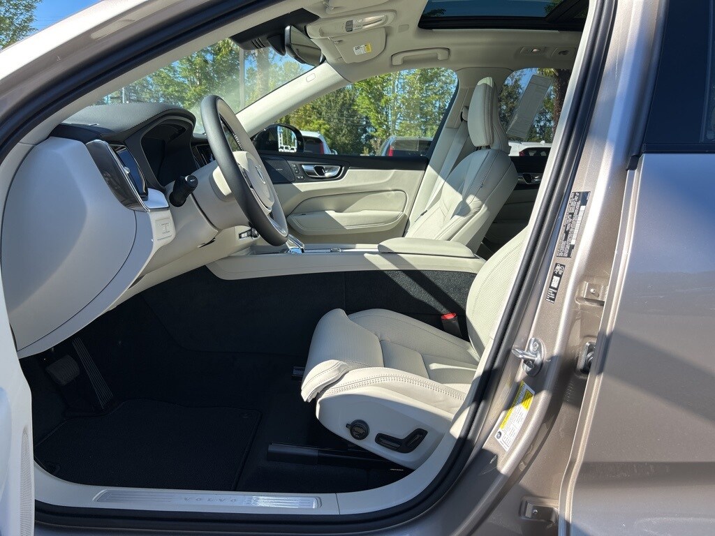 2026 Volvo XC60 T8 photo 4