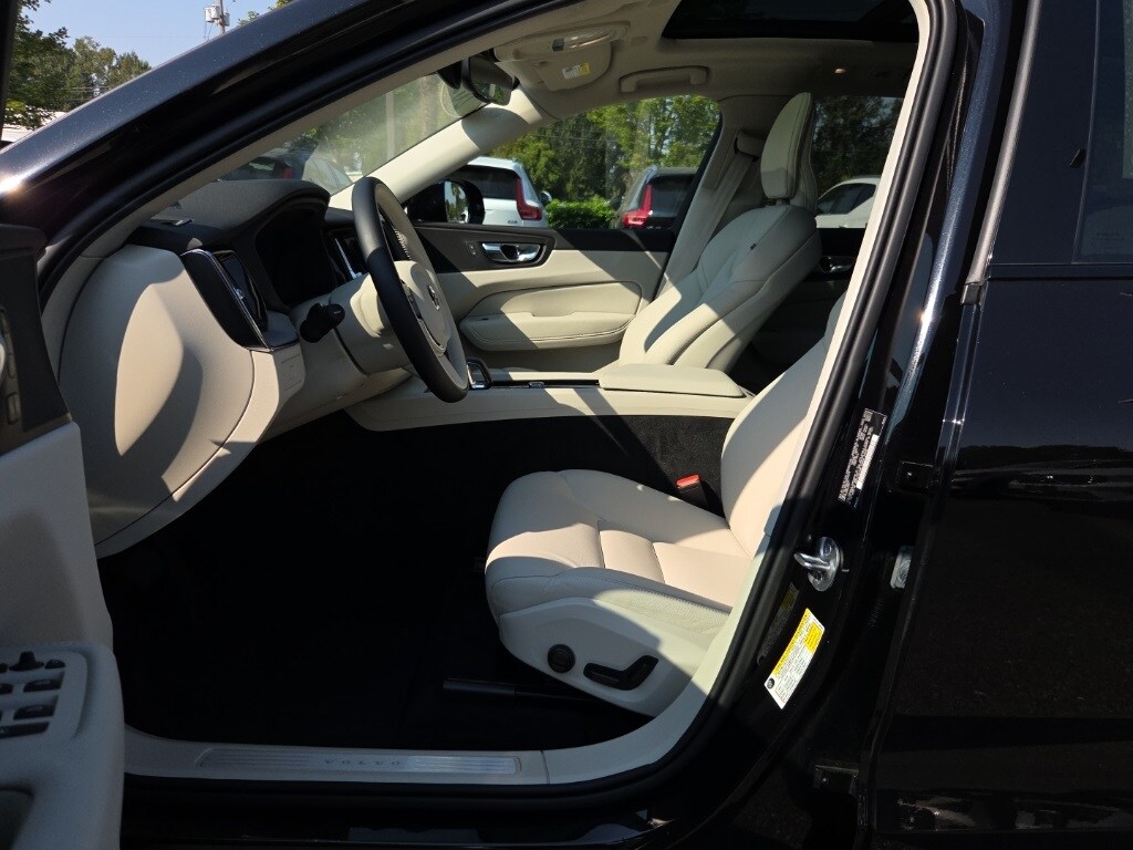 2024 Volvo XC60 B5 Plus photo 4