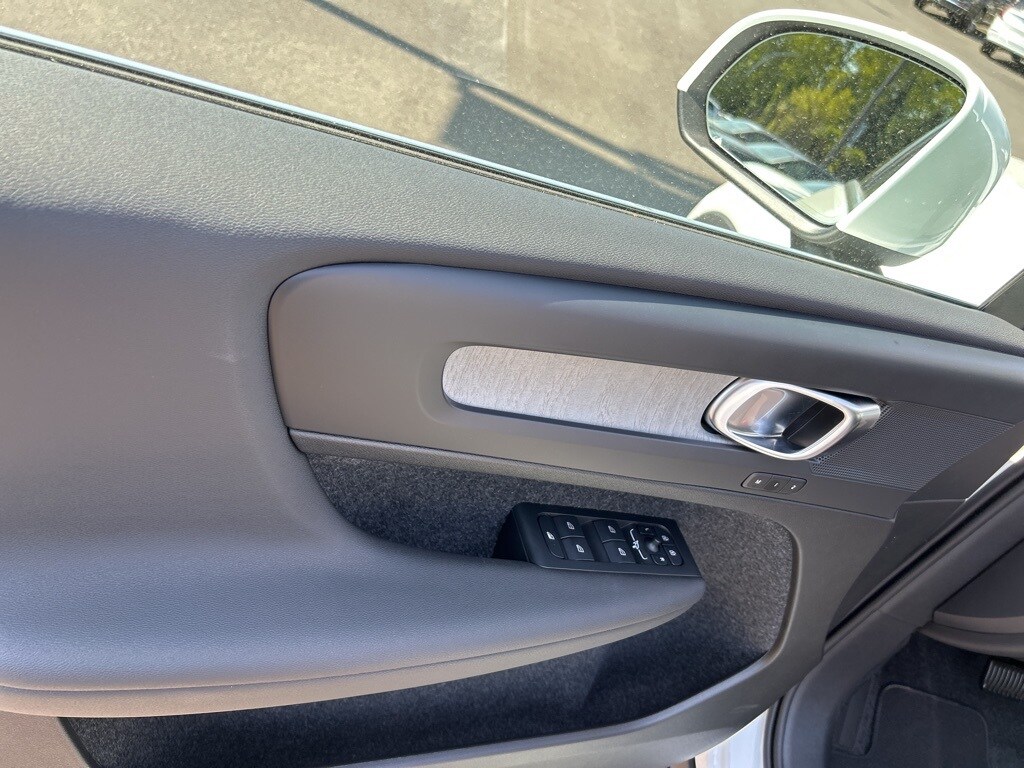 2025 Volvo XC40 Core photo 3
