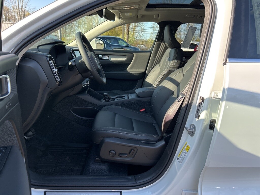 2025 Volvo XC40 Core photo 4