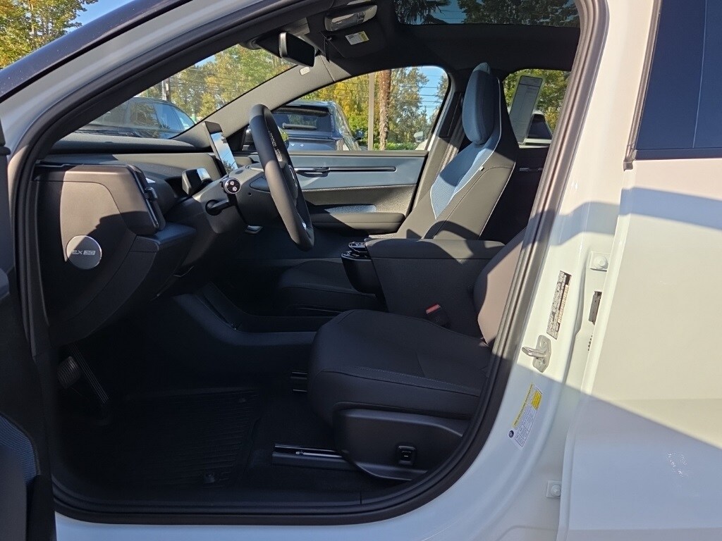 2025 Volvo EX30 Plus photo 4
