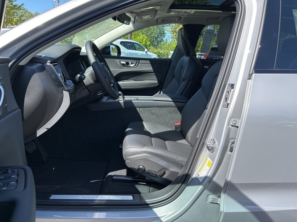 2025 Volvo XC60 B5 Core photo 4