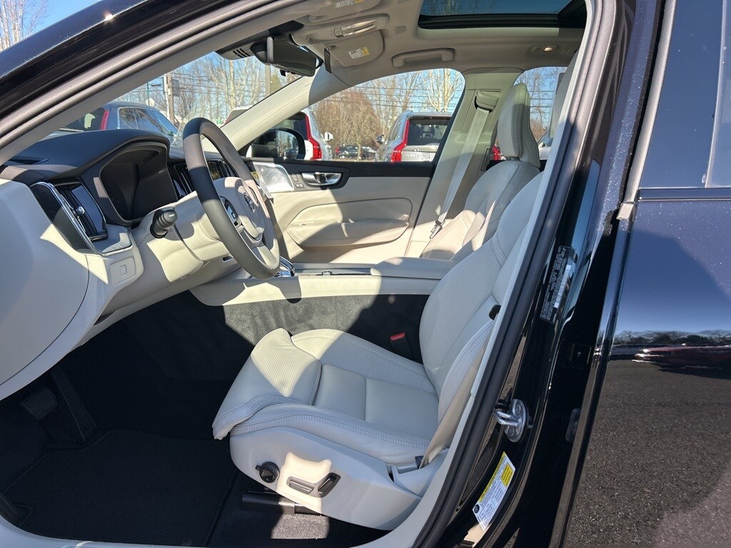 2025 Volvo XC60 B5 photo 3