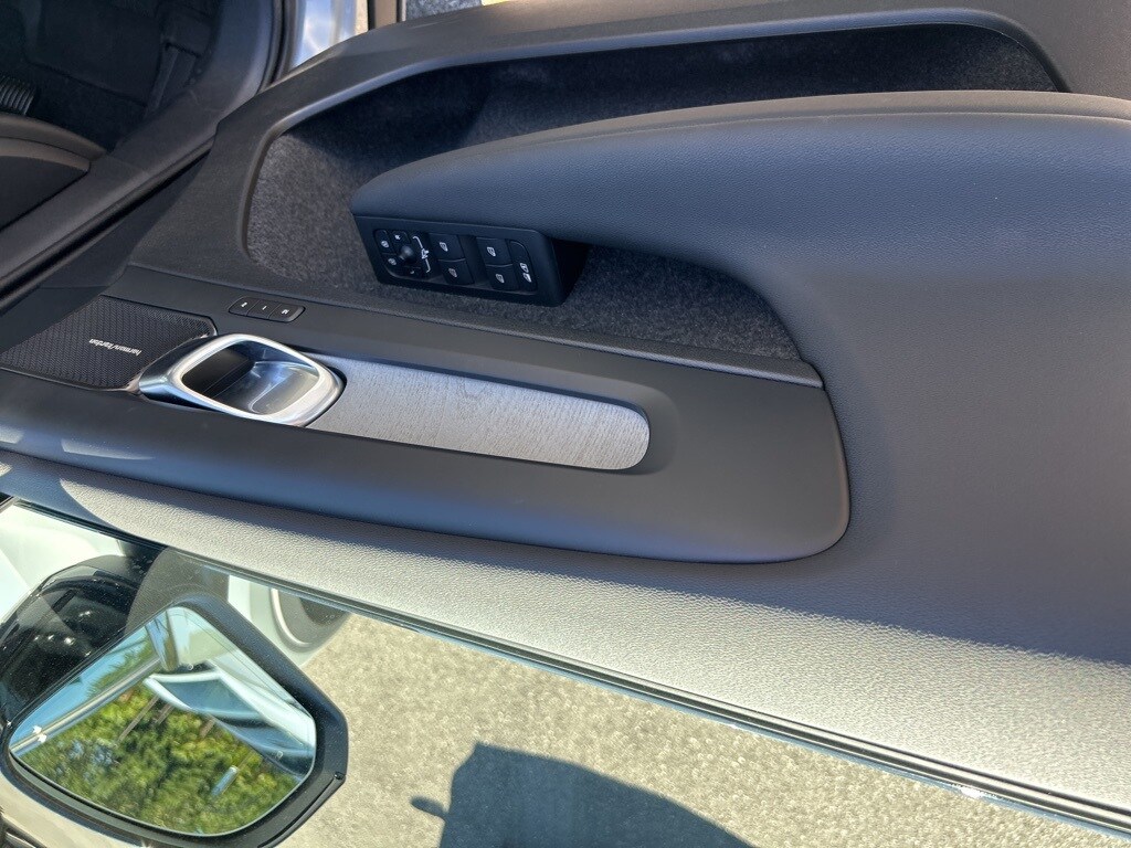 2025 Volvo XC40 photo 3