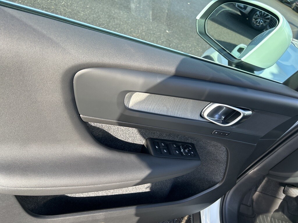2025 Volvo XC40 Core photo 3