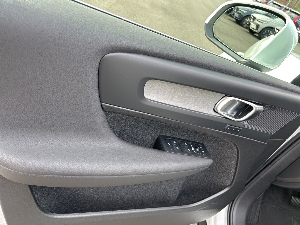 2025 Volvo XC40 Core photo 3