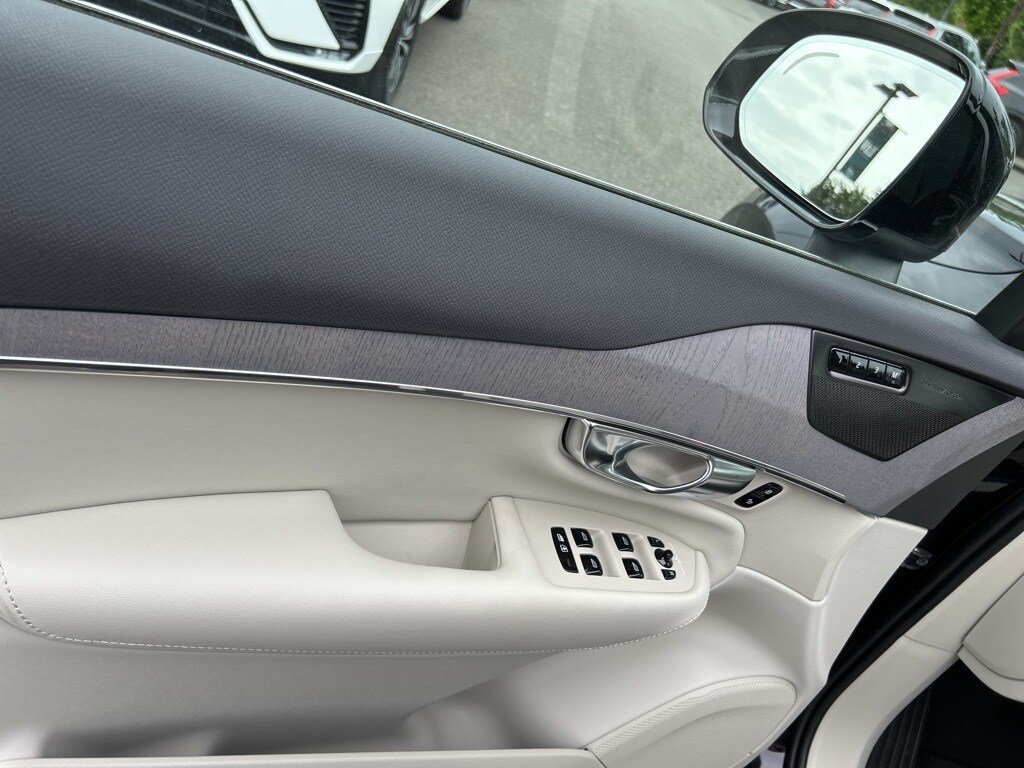 2025 Volvo XC90 Plus photo 3