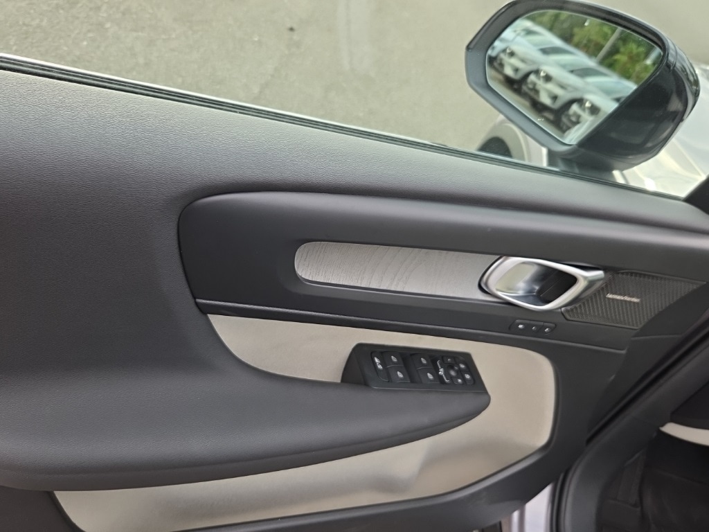 New 2026 Volvo XC40 B5 Ultra SUV