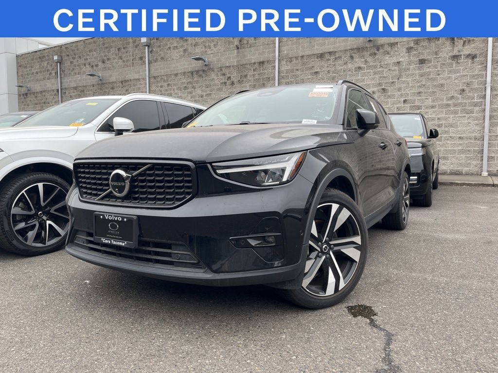 2025 Volvo XC40 B5 Plus Dark AWD's photo