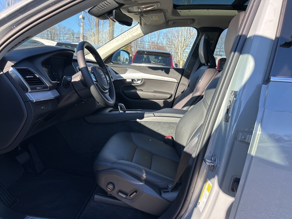 2025 Volvo XC90 B5 Core photo 4