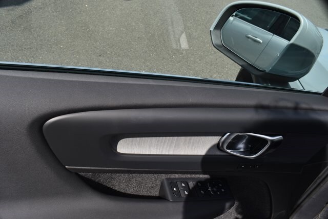 2025 Volvo XC40 Plus photo 3