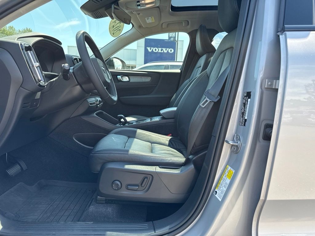 Used 2024 Volvo XC40 B5 Core SUV
