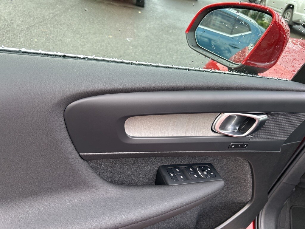 2025 Volvo XC40 Core photo 3