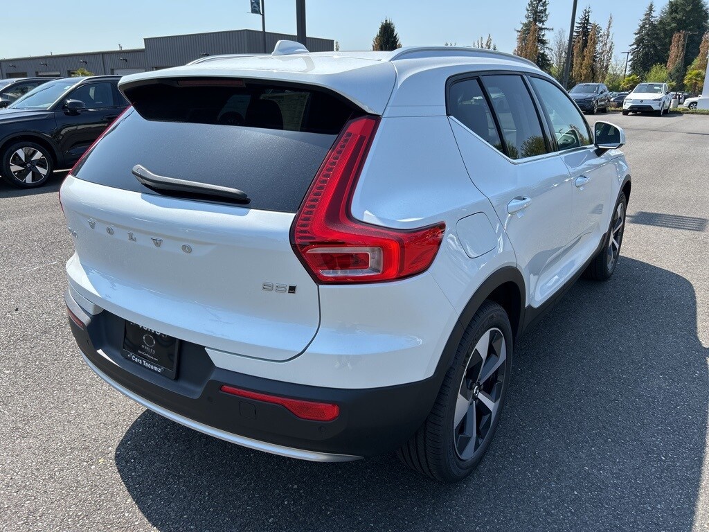 2025 Volvo XC40 Core photo 2