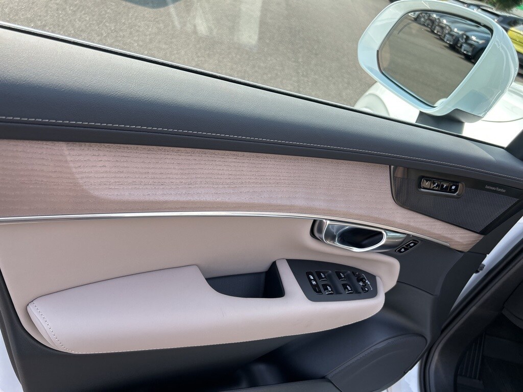 2026 Volvo XC90 Plus photo 3