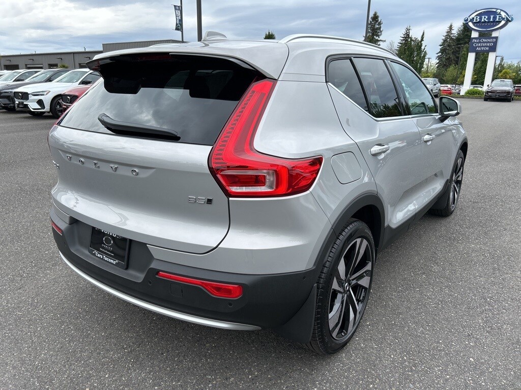 2025 Volvo XC40 photo 2