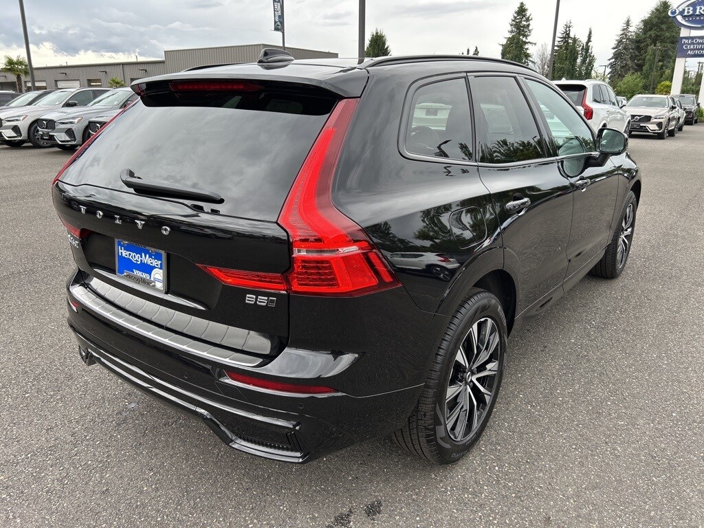 2025 Volvo XC60 B5 Core photo 2