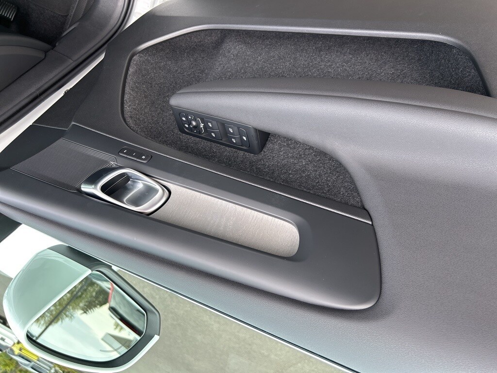 2025 Volvo XC40 Core photo 3