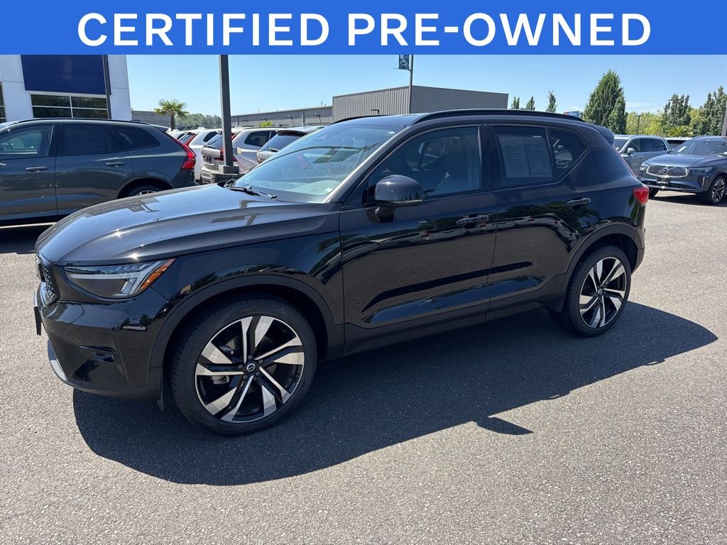 2025 Volvo XC40 B5 Plus Dark AWD's photo