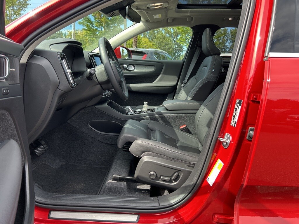 2024 Volvo XC40 Plus photo 4