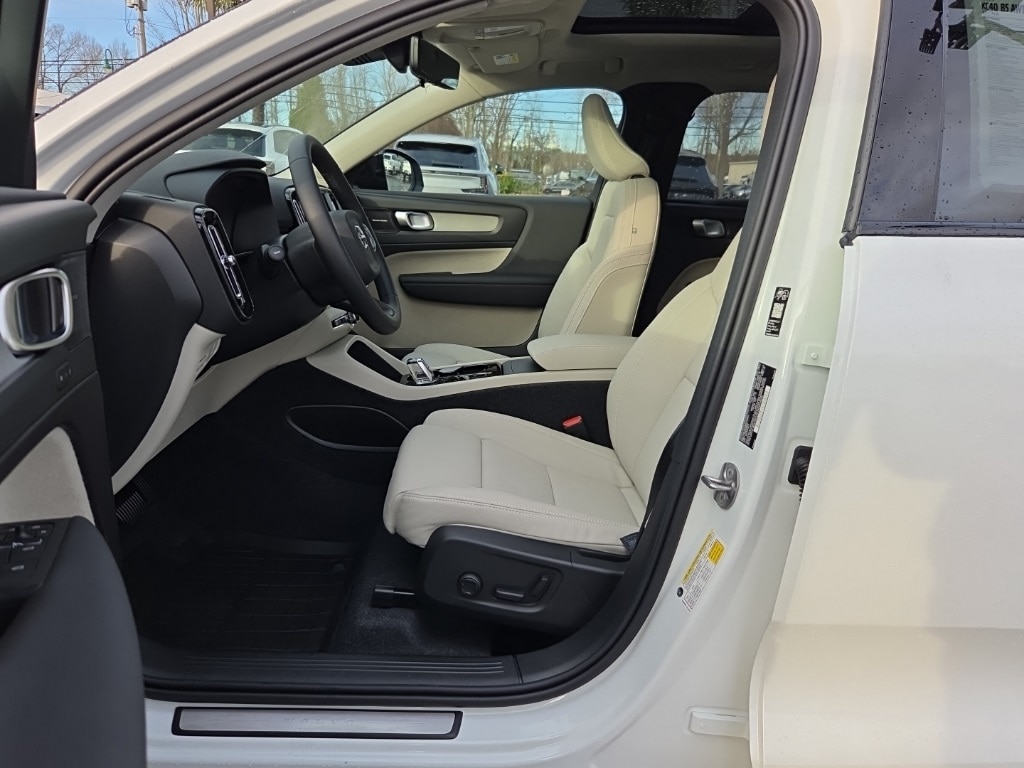 New 2026 Volvo XC40 B5 Ultra SUV