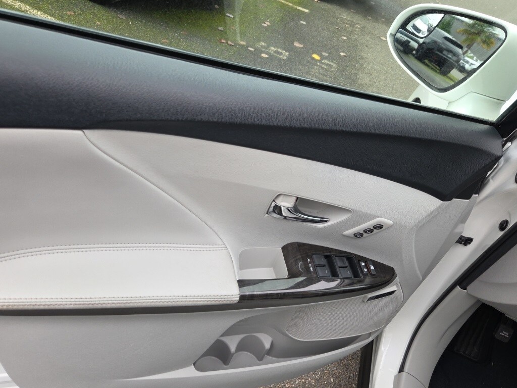 2015 Toyota Venza XLE photo 3