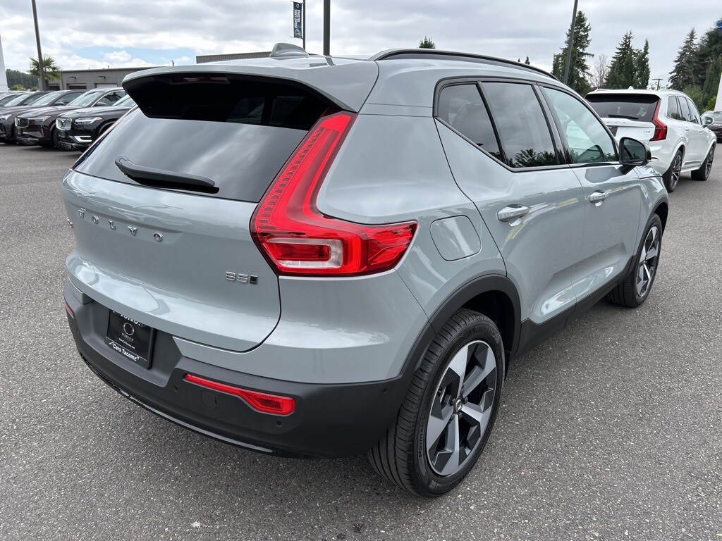 2026 Volvo XC40 Plus photo 2